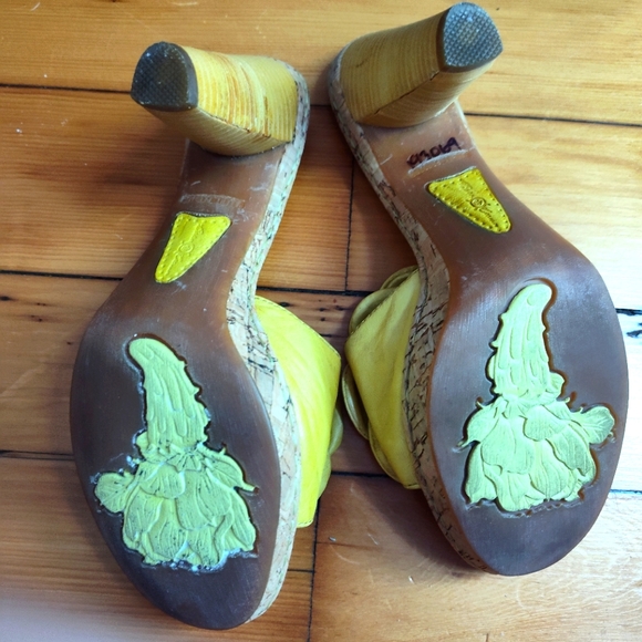 Born Crown platform heel mule with lovely flower detail - Picture 6 of 8